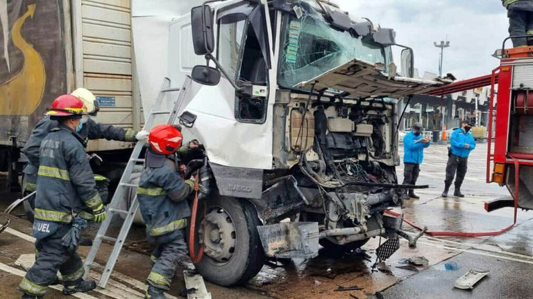 Así fue el insólito choque de un camión con un helicóptero del SAME en la Autopista Perito Moreno