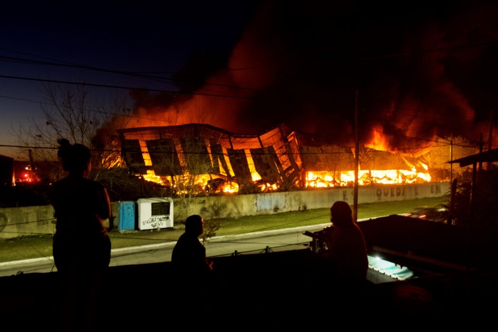 Impresionante incendio en Bernal: ardió una fábrica de calzado y el humo de vio desde Uruguay