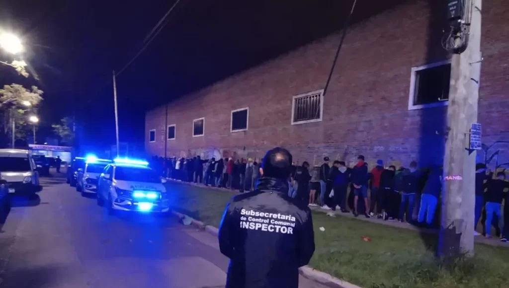 Gigantesca fiesta clandestina en Remedios de Escalada: detuvieron a más de 250 adolescentes