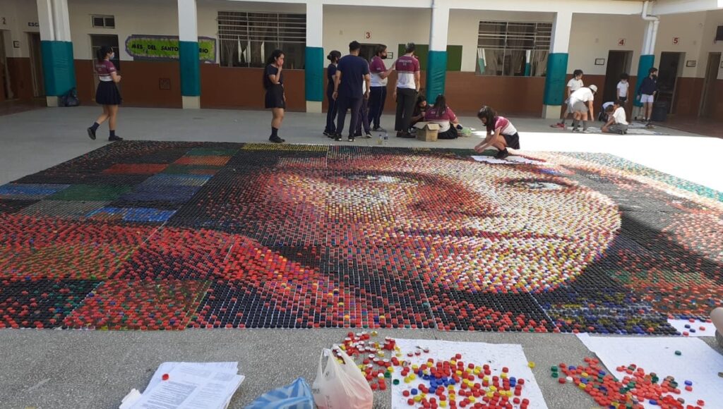 Con 56.000 tapitas de plástico, alumnos de un colegio del Conurbano recrearon una icónica imagen