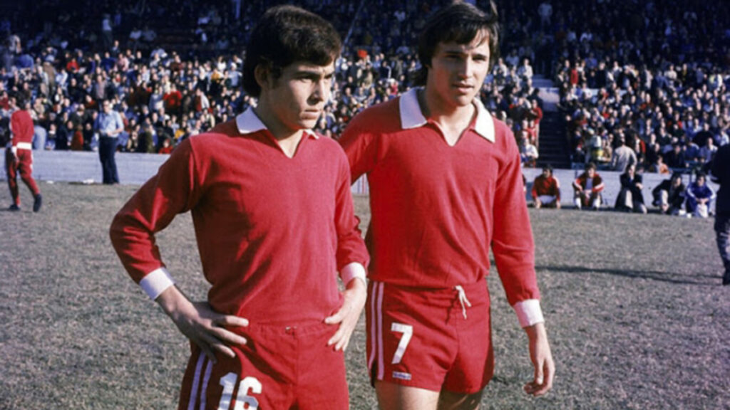 A medio siglo del debut Ricardo Bertoni, el socio de Bochini y de Maradona que hoy juega su partido más difícil