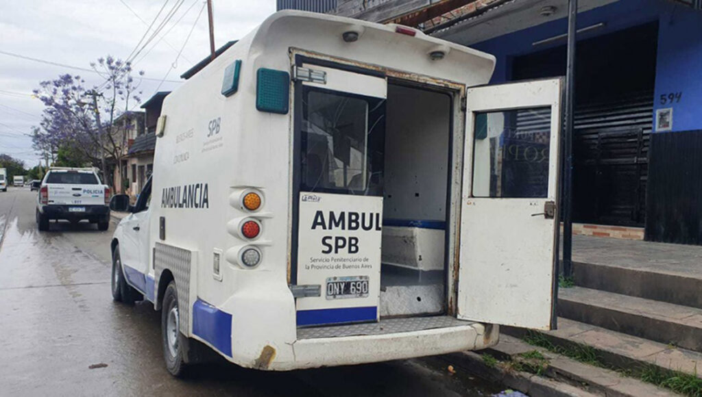 En La Matanza, seis delincuentes interceptaron una ambulancia del Servicio Penitenciario Bonaerense, redujeron a los agentes y liberaron a un preso.
