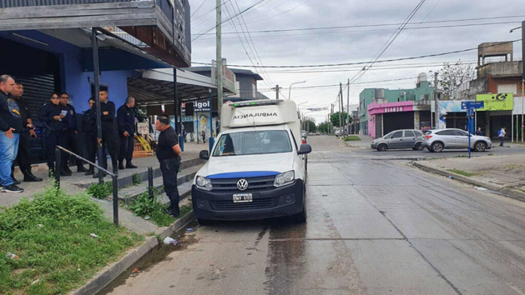 En La Matanza, seis delincuentes interceptaron una ambulancia del Servicio Penitenciario Bonaerense, redujeron a los agentes y liberaron a un preso.
