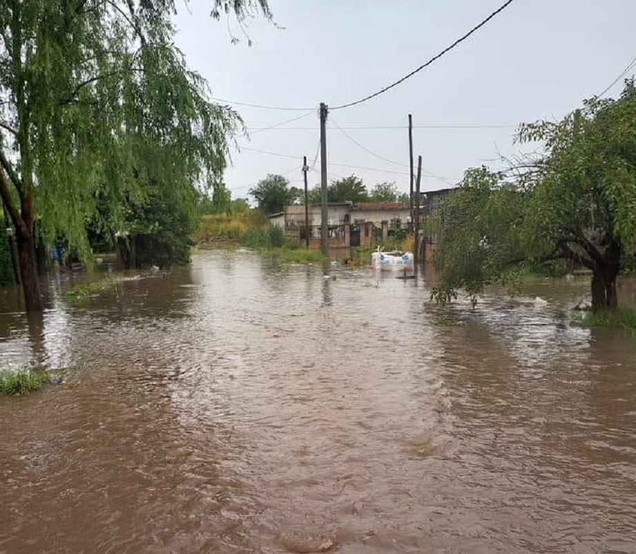 Esteban Echeverría: inundaciones y dramática situación en distintos barrios tras la lluvia del domingo