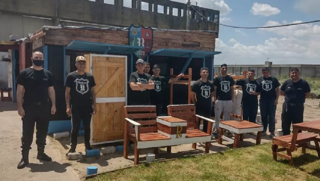 Presos de una cárcel de Florencio Varela construyeron muebles para una familia de La Plata que perdió todo en un incendio