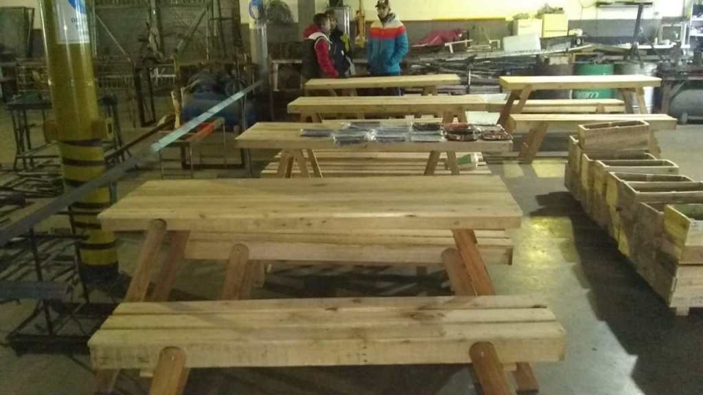 Presos de una cárcel de Florencio Varela construyeron muebles para una familia de La Plata que perdió todo en un incendio