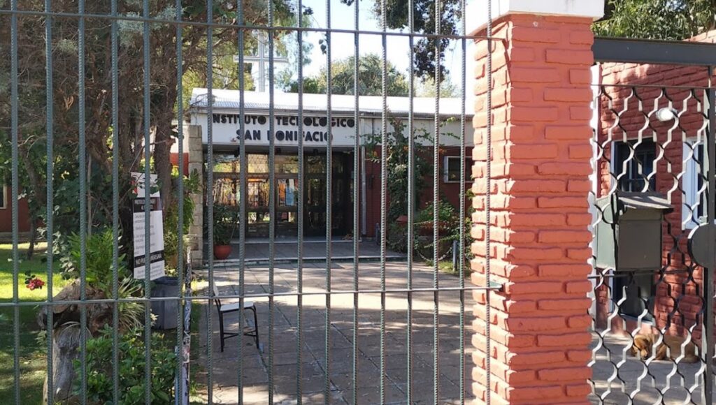 Alumnos y profesores atraparon a delincuente que entró a robar a una escuela de Lomas de Zamora en pleno horario de clases