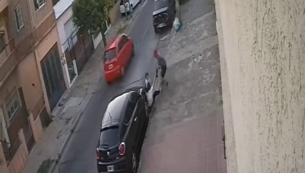Violento asalto de un motochorro a una joven madre y su hijo en Lomas del Mirador, partido de La Matanza