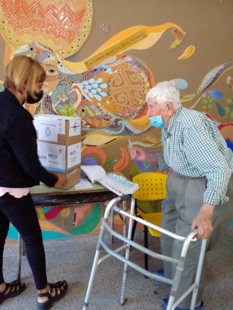 La historia del vecino de Matheu de 96 años que celebró haber votado 40 veces