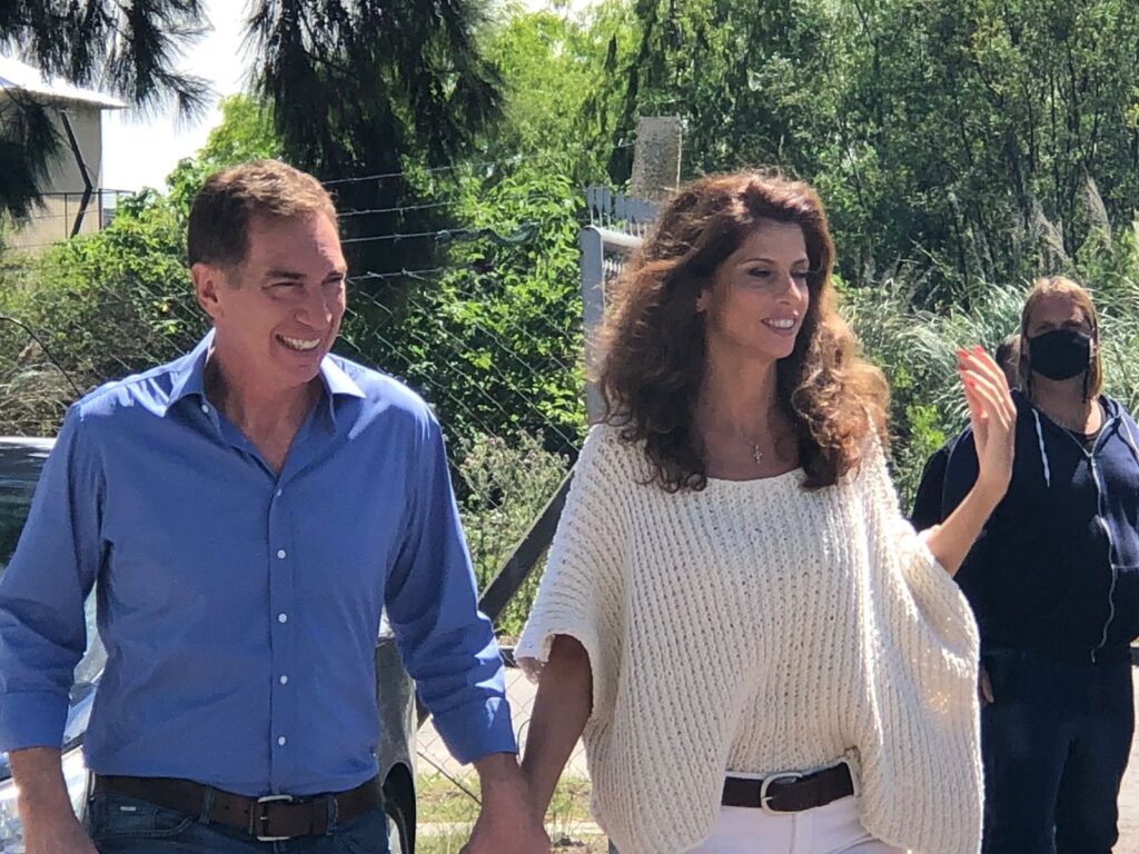 Diego Santilli votó en Tigre con Analía Maiorana