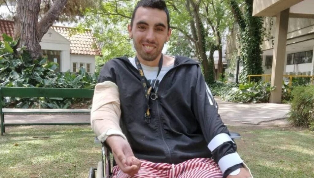 El milagro de un joven de Merlo que sobrevivió a 14 balazos, quedó cuadripléjico y terminó el secundario en plena rehabilitación