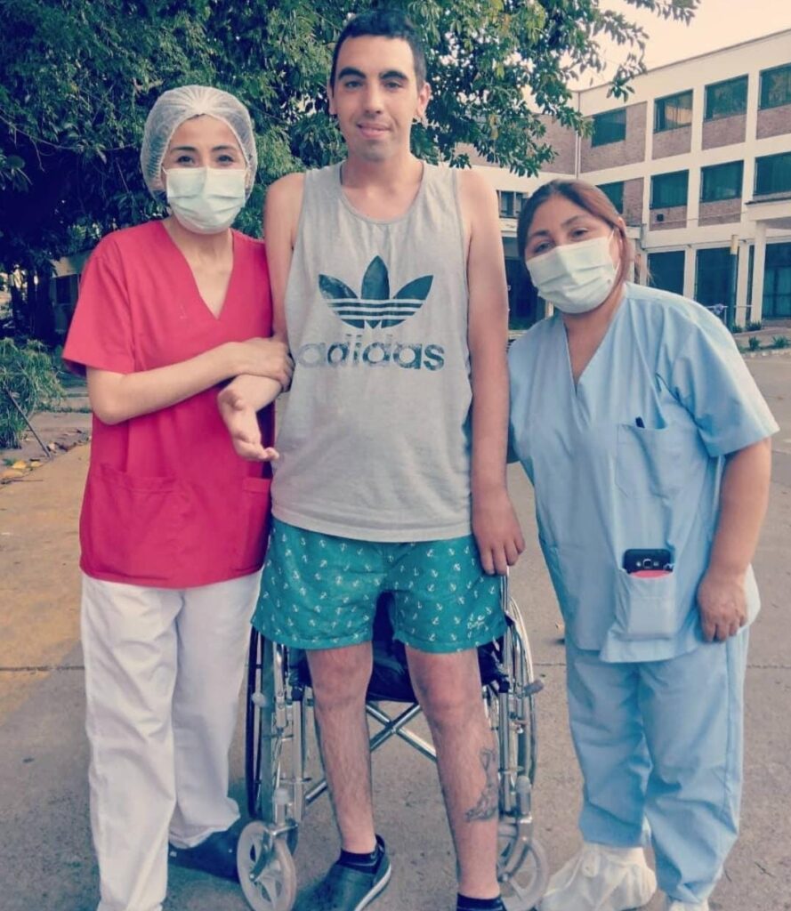 El milagro de un joven de Merlo que sobrevivió a 14 balazos, quedó cuadripléjico y terminó el secundario en plena rehabilitación
