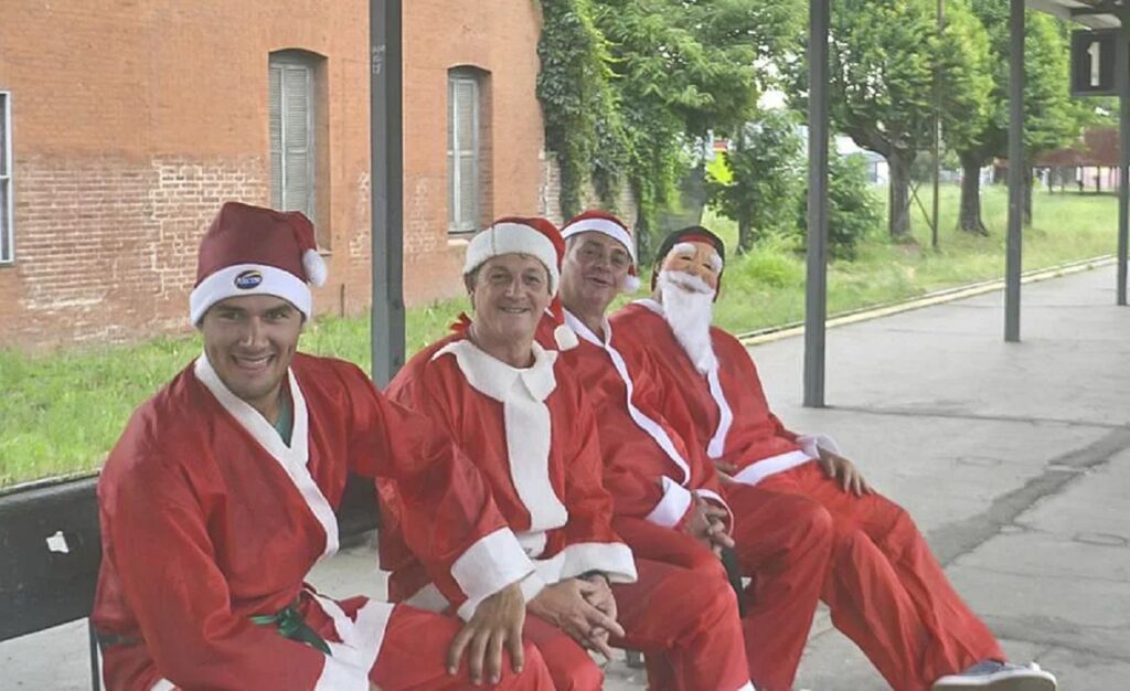 La historia del Papá Noel de General Rodríguez: se pone el disfraz y sale a repartir regalos a los chicos de la calle