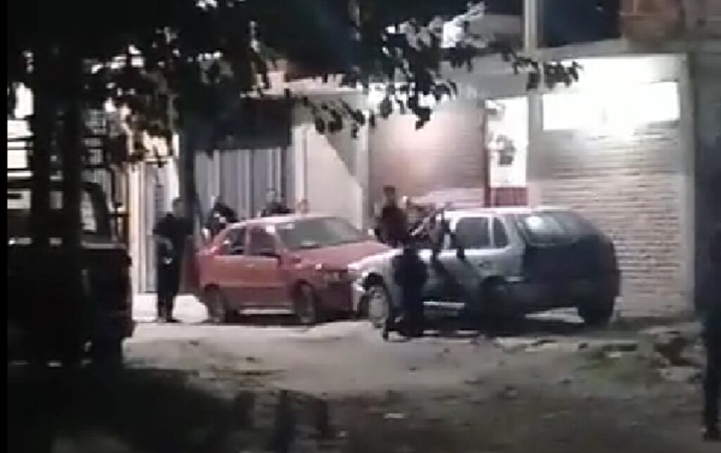 Lanús: hombre baleó a un vecino por un pelotazo a su portón, se atrincheró en su casa y se espera la intervención de la Policía