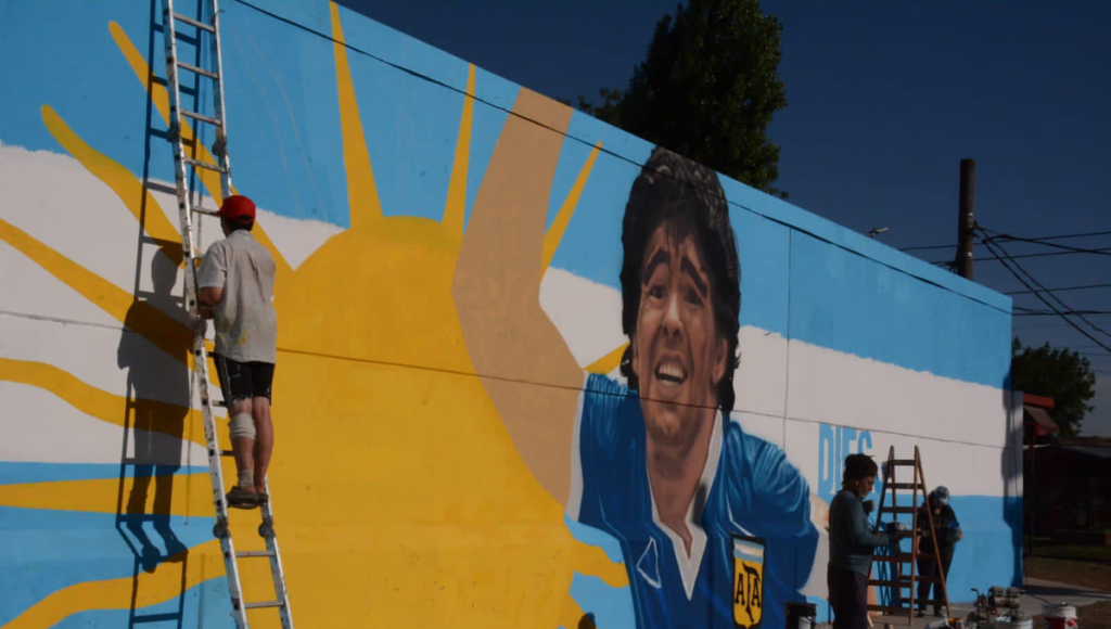 El impresionante mural de Maradona que pintan en Morón: más de 100 metros de extensión y el recuerdo de un hito deportivo