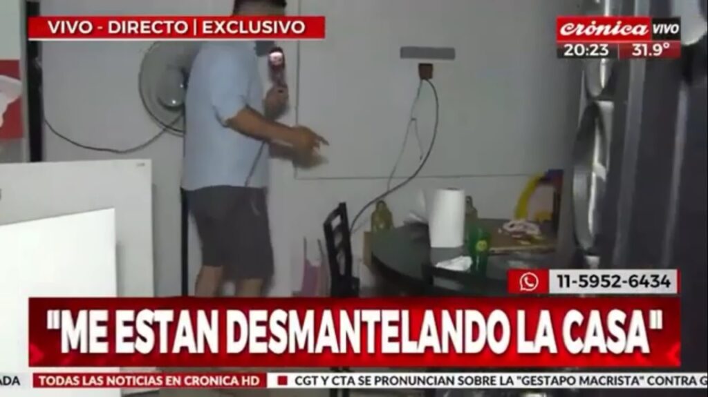 Video: periodista abandonó un móvil de televisión al enterarse en vivo que estaban desvalijando su casa