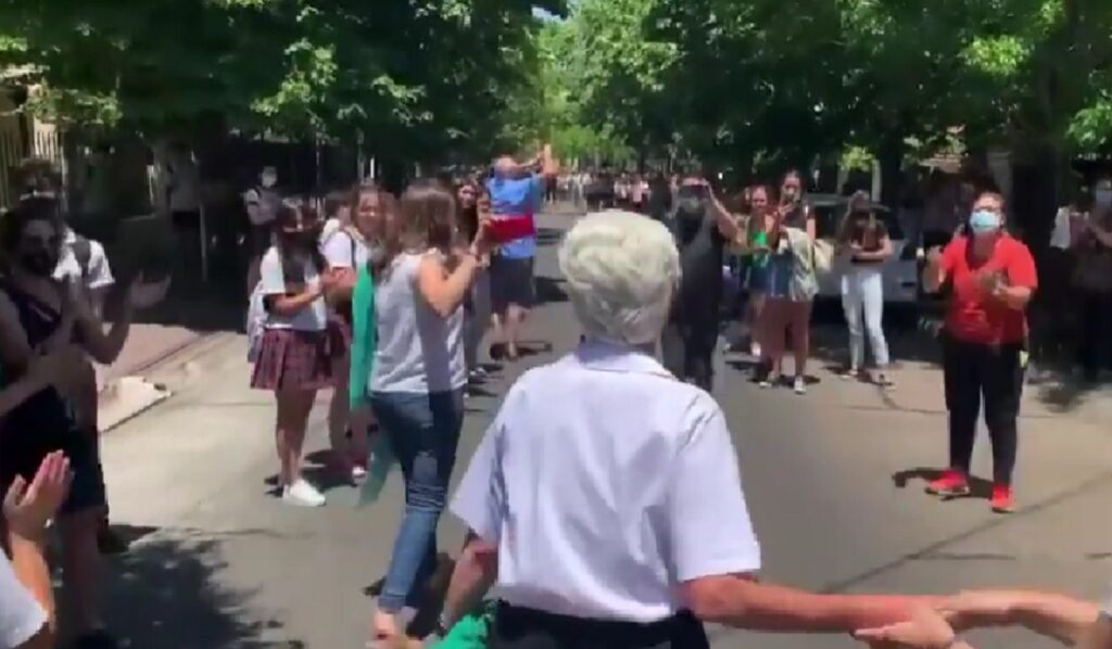 Video: el emotivo retiro de una directora de colegio de San Isidro a la que todo el barrio salió a aplaudirla