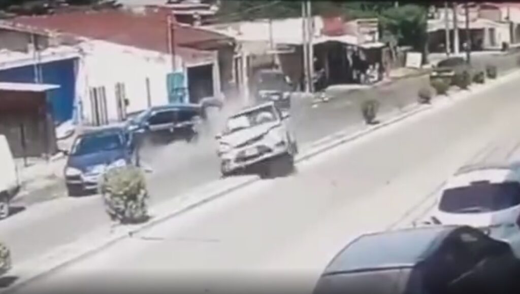 San Miguel: automovilista chocó, provocó un desastre frente a un colegio y lo retuvieron cuando quiso escapar