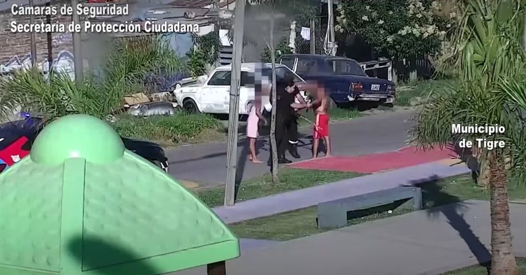 Video: una vecina de Tigre usó un tótem de seguridad para pedir ayuda en un episodio de violencia de género y detuvieron a su pareja