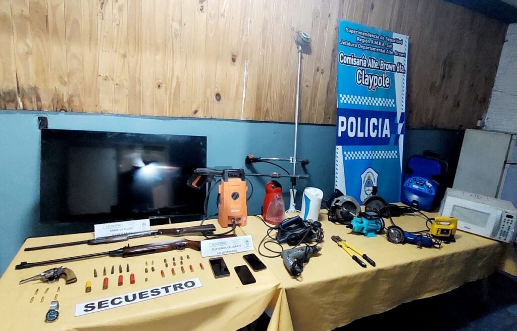 Policías de la Ciudad acusados de robar una casa de Almirante Brown y vender los productos por Facebook.