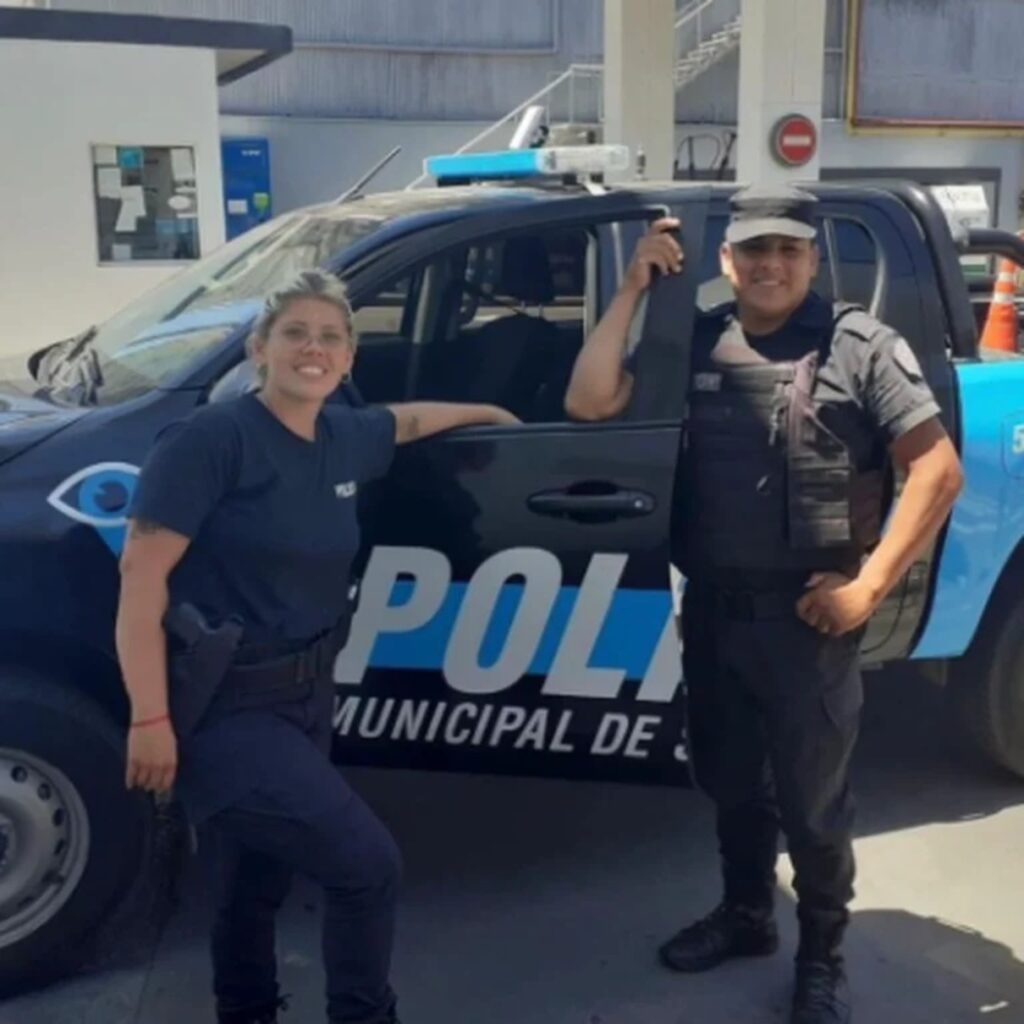 Desesperación y alivio: el video que muestra a dos policías de San Miguel salvarle la vida a una bebé