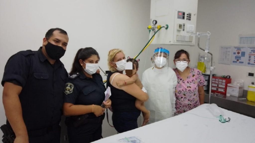 Policías de Berazategui le salvaron la vida a una bebé que había caído en una pileta