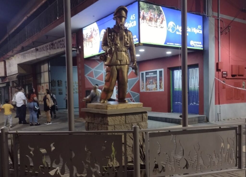 Video: hombre vandalizó un monumento a los Bomberos de Berazategui frente a su hijo y luego fue al cuartel a pedir disculpas