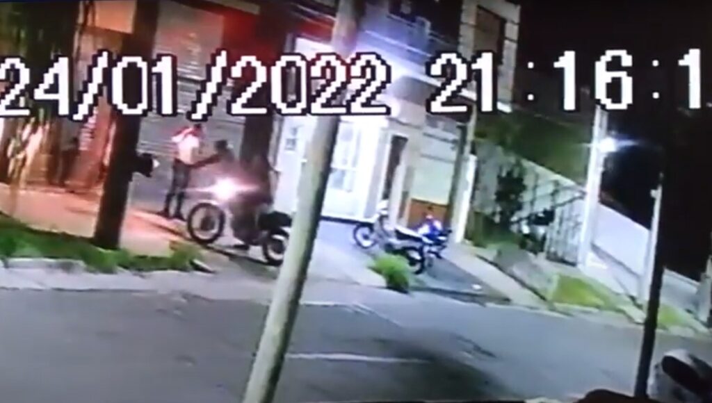 Video: motochorros balearon a un gendarme que caminaba junto a su esposa en Castelar para robarle el celular