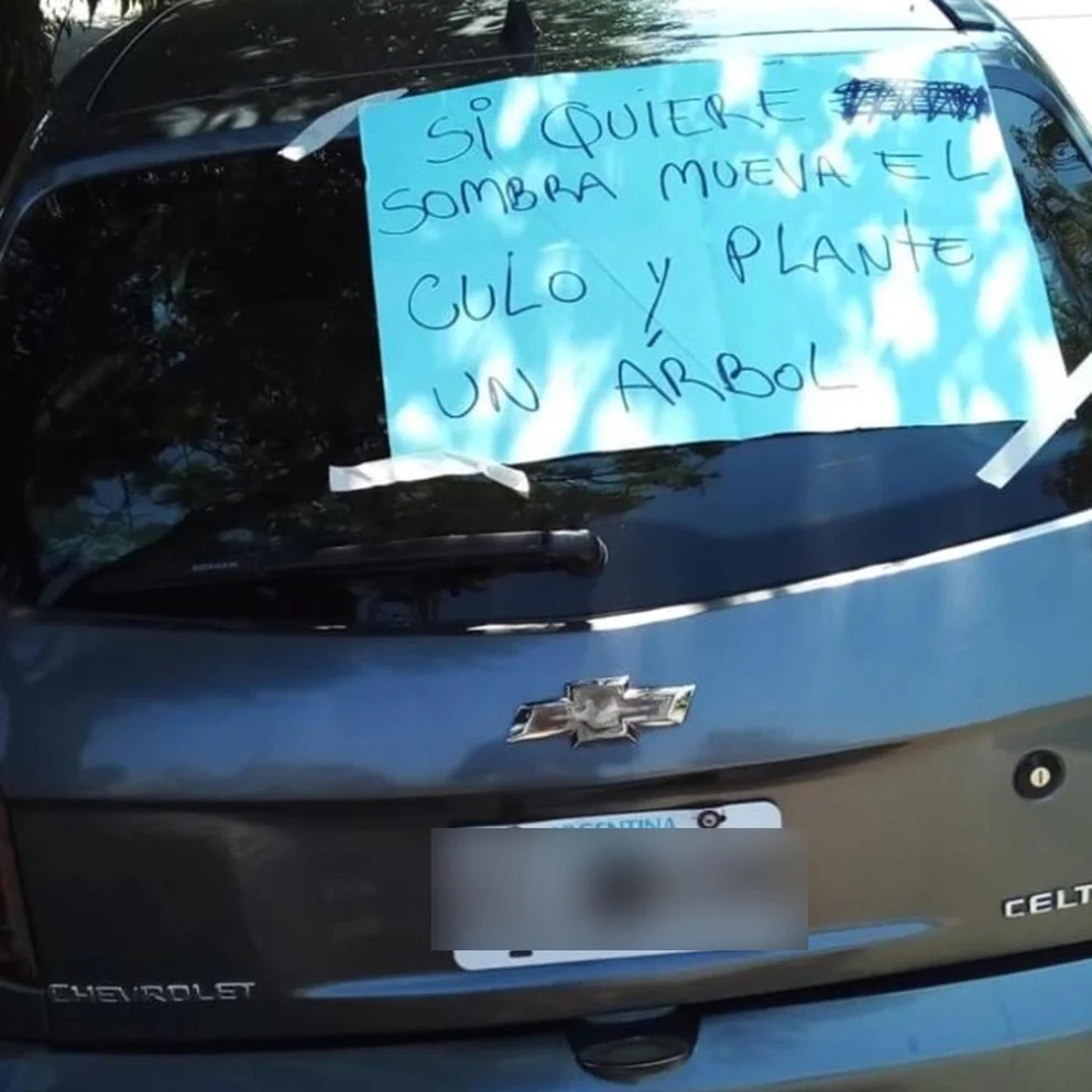 Dejó mal estacionado el auto para buscar sombra en Gonzalez Catán y un vecino le pegó un particular mensaje en la luneta
