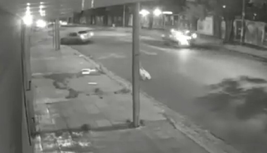 Video: así fue el choque en Haedo por el que dos adolescentes luchan por su vida y un automovilista está prófugo