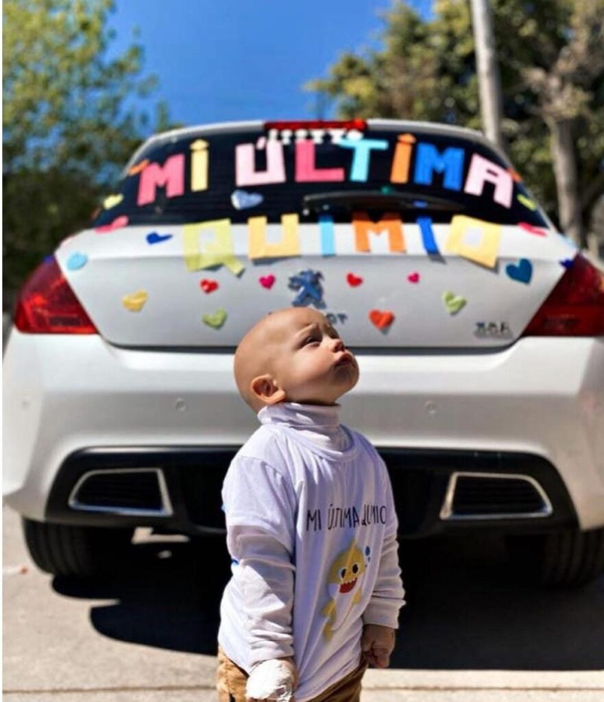 Desahogo y festejo frente al estadio de Lanús: la historia de Santino, un nene de 3 años que venció al cáncer