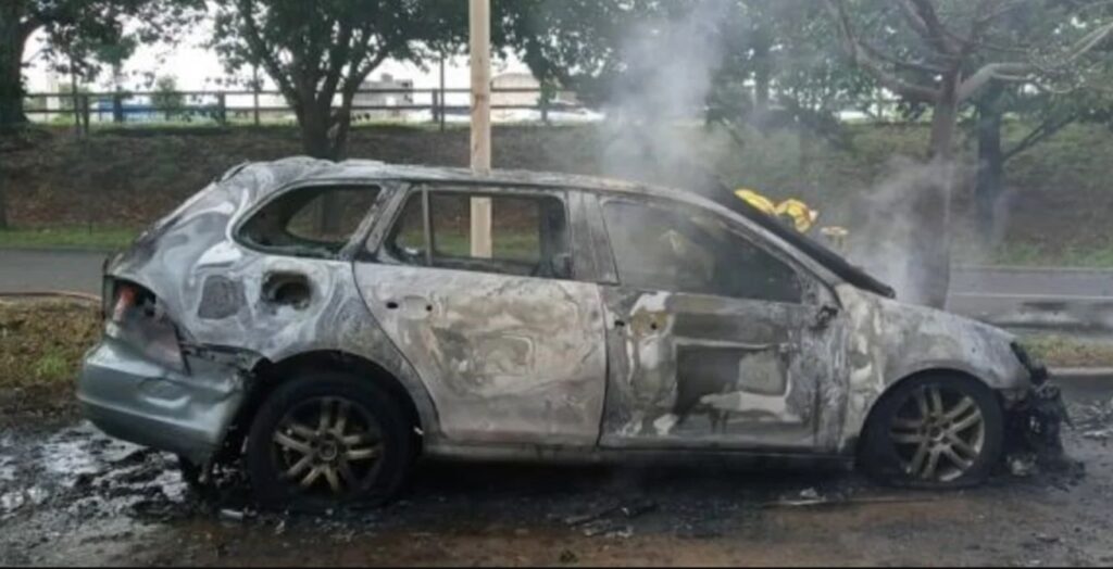 Trágica muerte en Morón: le dijo a su pareja que salía a comprar y se prendió fuego dentro de su auto en la vereda de su casa