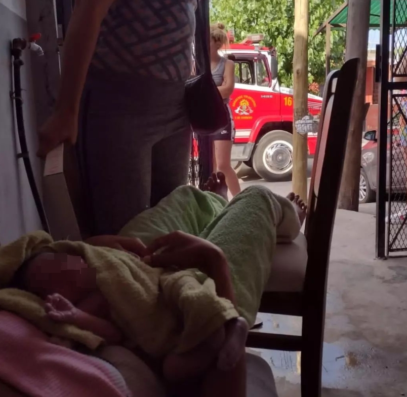 Tres de Febrero: bomberos ayudaron a una mujer que dio a luz a su bebé en su casa