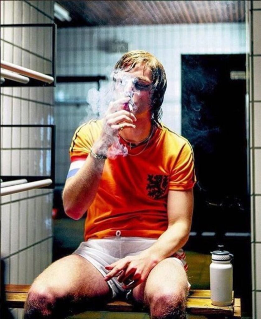 El único partido de Johan Cruyff en Argentina fue en Avellaneda: lo lesionaron y se puso a fumar en el banco