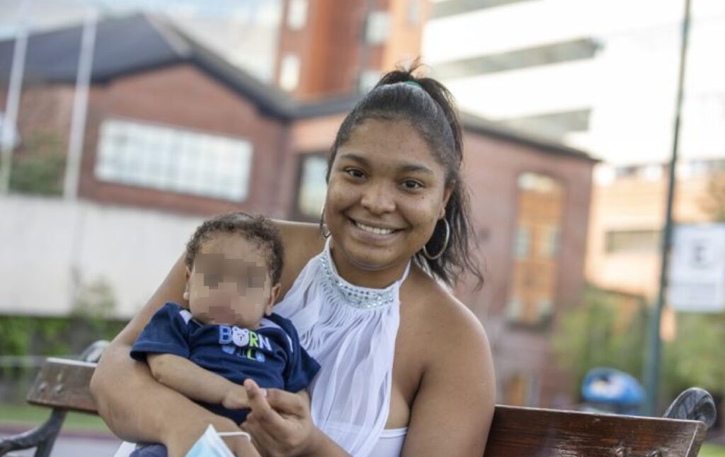 La joven madre que viajó 6000 kilómetros hasta Pilar para salvarle la vida a su hijo recién nacido