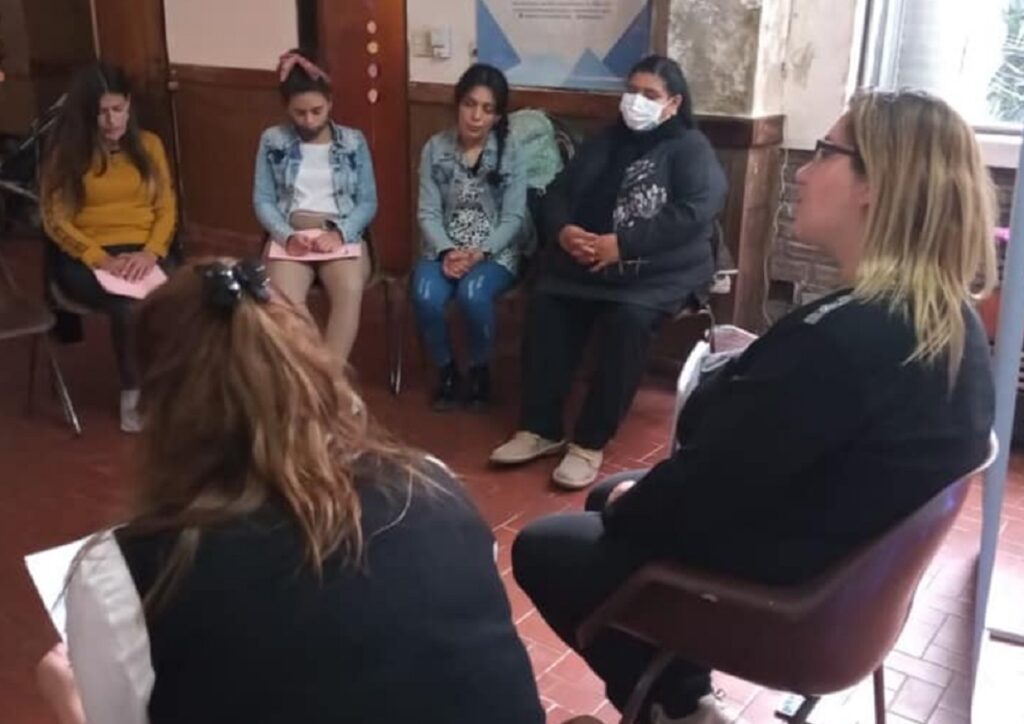 Un grupo de mujeres de Lomas de Zamora organiza baby showers y cumpleaños para madres o embarazadas vulnerables
