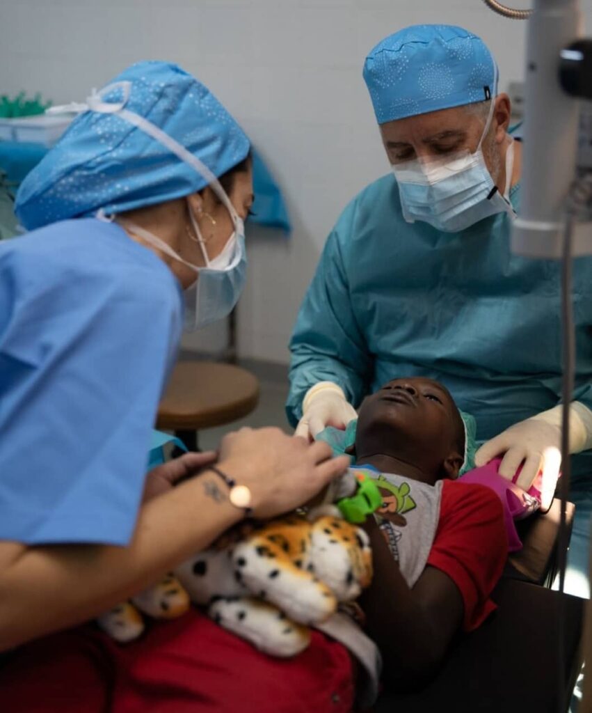 El médico de Quilmes que cambió la vida de más de 1000 personas en África