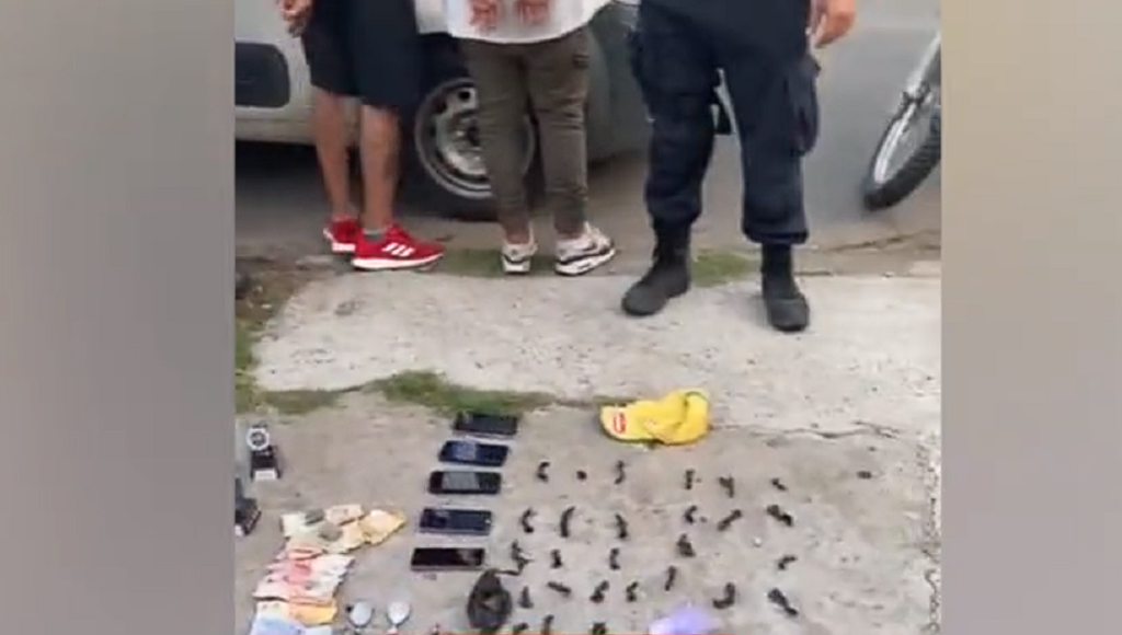 Un policía fue detenido en Morón, luego de que le encontraran dentro del auto casi 50 envoltorios con cocaína fraccionada para vender.