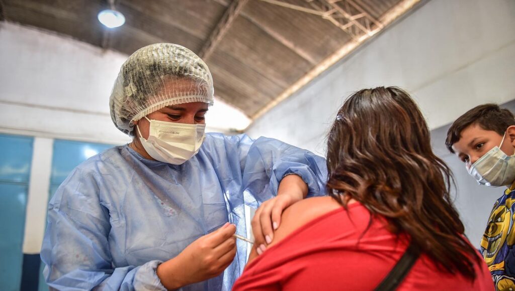 Vacunación contra el coronavirus en Escobar