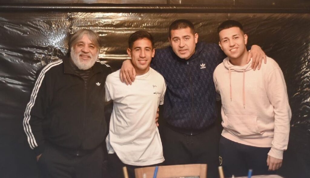 Sebastián Riquelme, ahora en club Acassuso, con la familia de Juan Román Riquelme