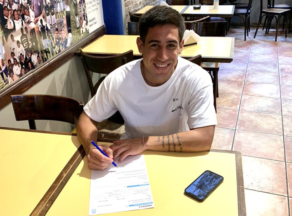 Sebastián Riquelme firma contrato con Acassuso