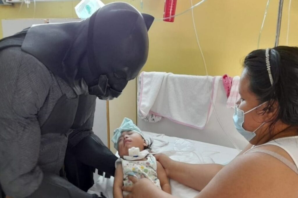 El Batman de Lanús visita a chicos enfermos en hospitales y hasta está filmando una película.