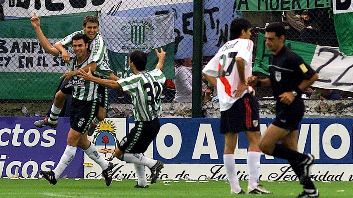 A 20 años de una goleada eterna: Banfield metió cinco y la barra de ...
