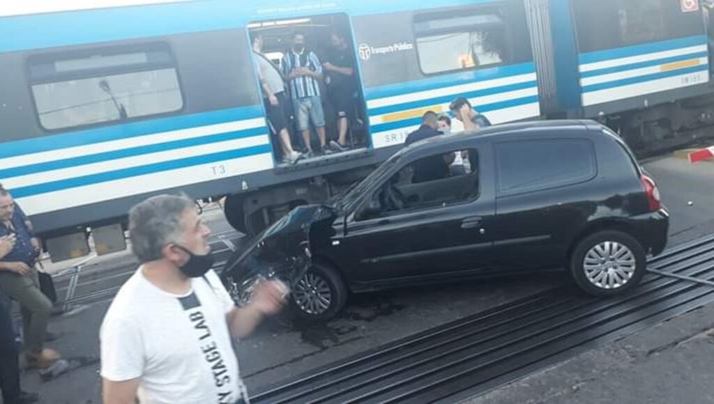 Video: cruzó con la barrera baja en Castelar, lo chocó el tren y desató la furia de los pasajeros