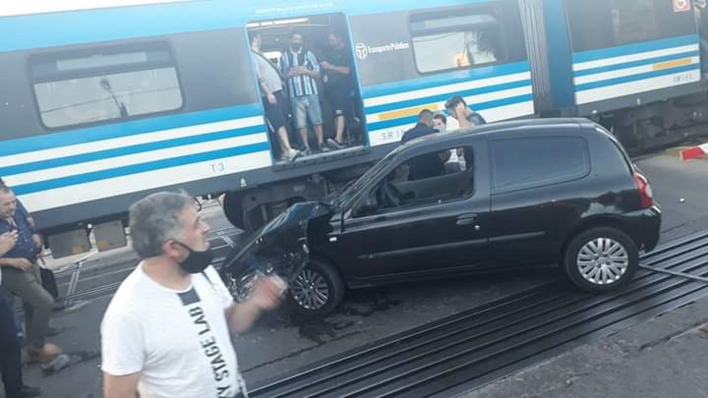 Video: cruzó con la barrera baja en Castelar, lo chocó el tren y desató la  furia de los pasajeros - Zonales | Zonales