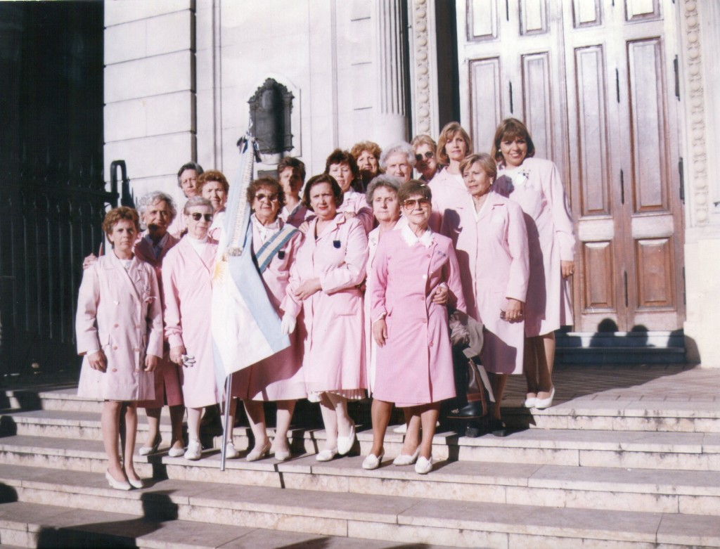 Quiénes son las "Damas de Rosa", las solidarias mujeres que denuncian haber sido echadas del hospital de Hurlingham tras 57 años de trabajo