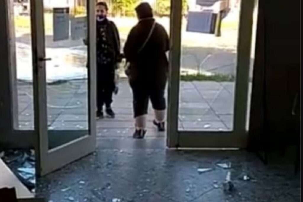Video: una mujer destrozó una oficina pública en González Catán porque no podía realizar un trámite