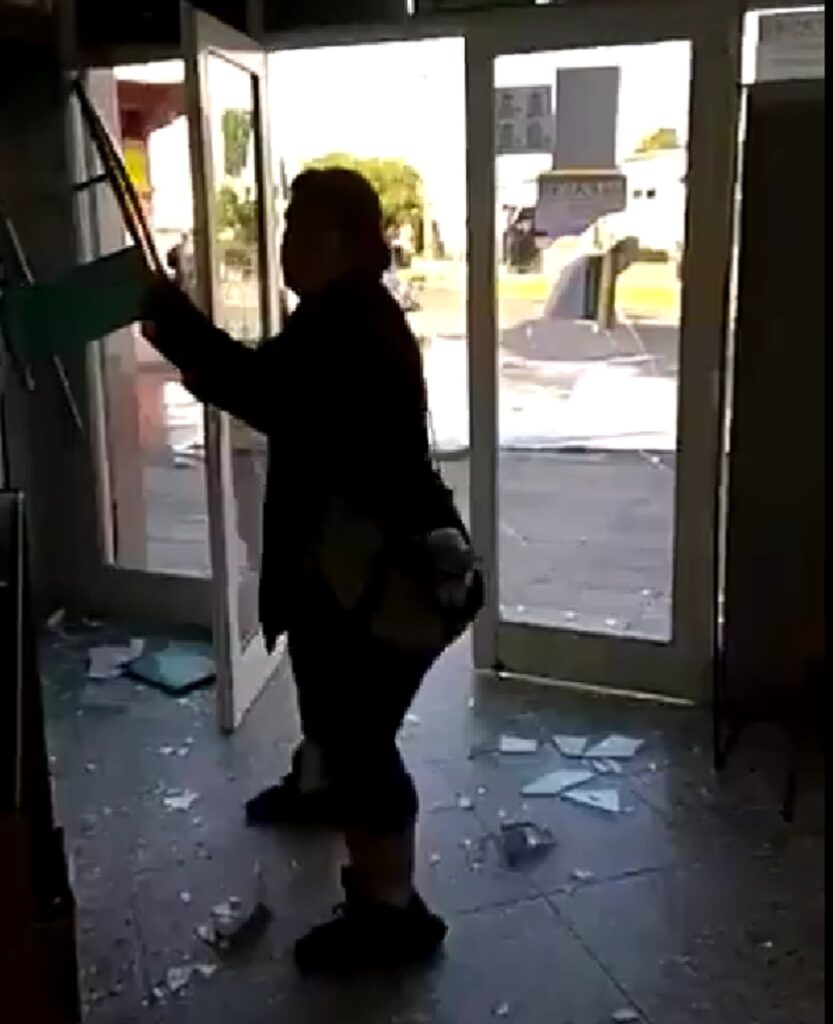 Video: una mujer destrozó una oficina pública en González Catán porque no podía realizar un trámite