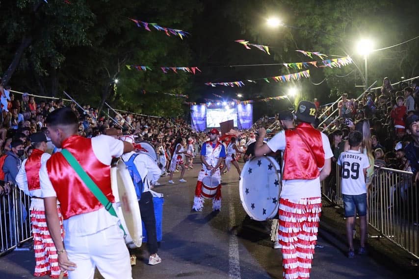 Carnaval en Lomas de Zamora: miles de vecinos disfrutaron de la primera noche y hoy tocan los Decadentes y Trueno