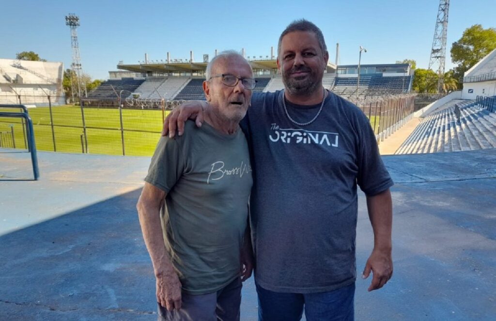 Tiene 81 años y sufre Alzheimer, pero no se olvida de Quilmes: el emotivo momento de un hincha en el Estadio Centenario